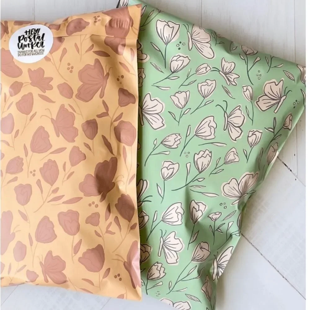 Poly mailers mixed  sizes 35 poly mailers 35 stickers